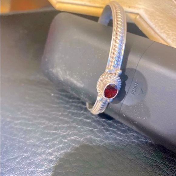 Vintage silver cuff bracelet with garnet-like red stone - Picture 2 of 3